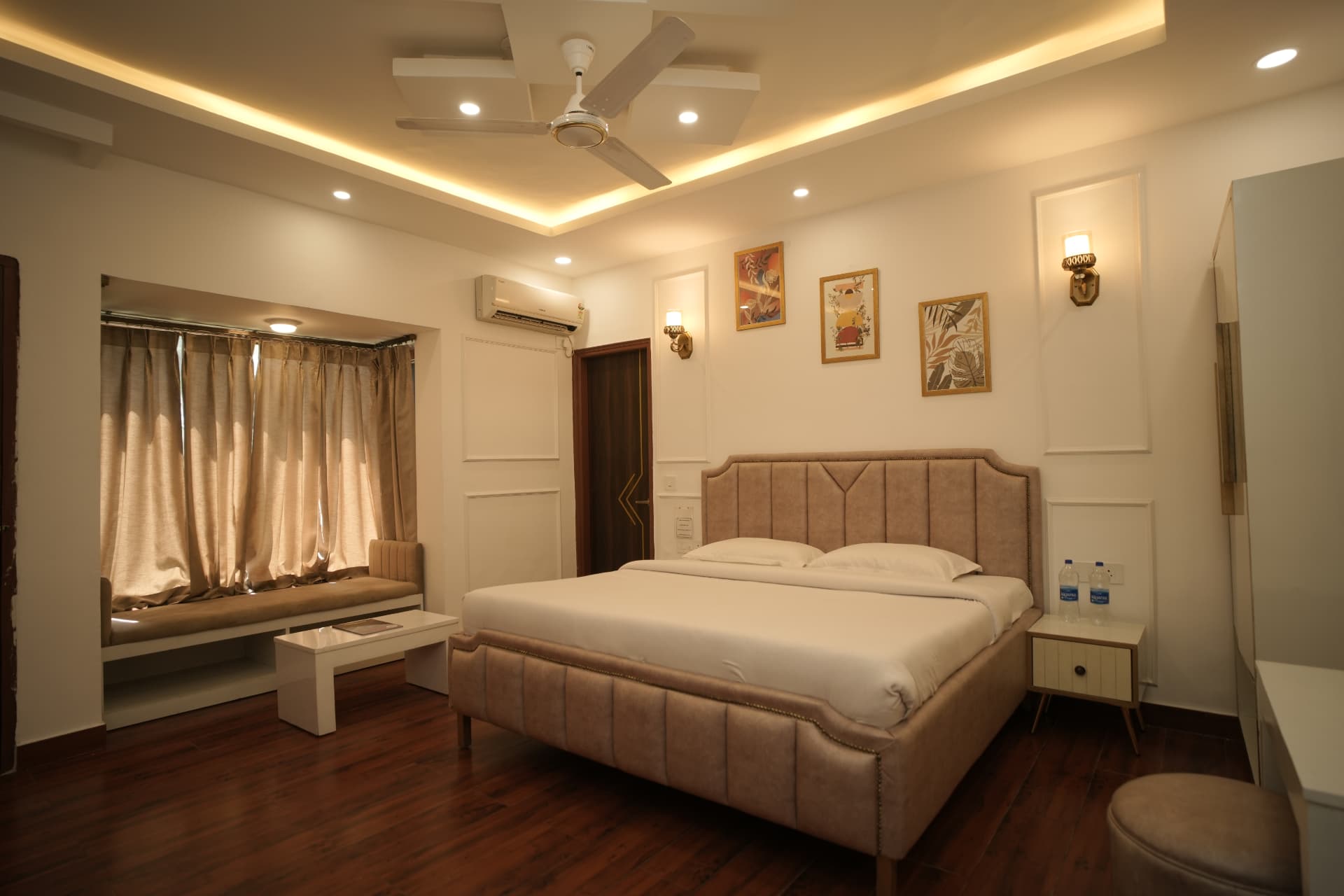 Super Deluxe Room with a beige upholstered bed and window seat